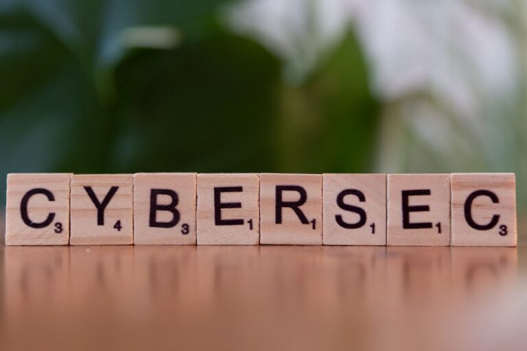 Ataque à cadeia de suprimentos do Axios, zero-day da Apple e vazamento na Comissão Europeia: a semana que abalou a cibersegurança