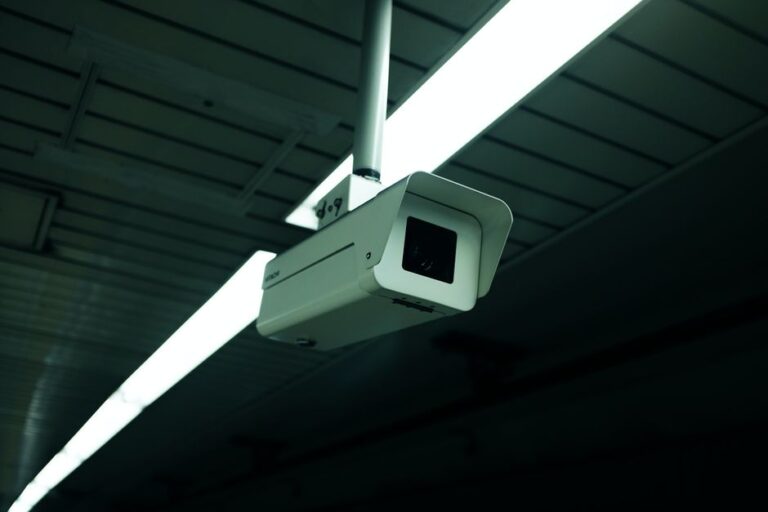 Manutenção de Acesso e Cobertura de Rastros: Persistência e Antiforensia