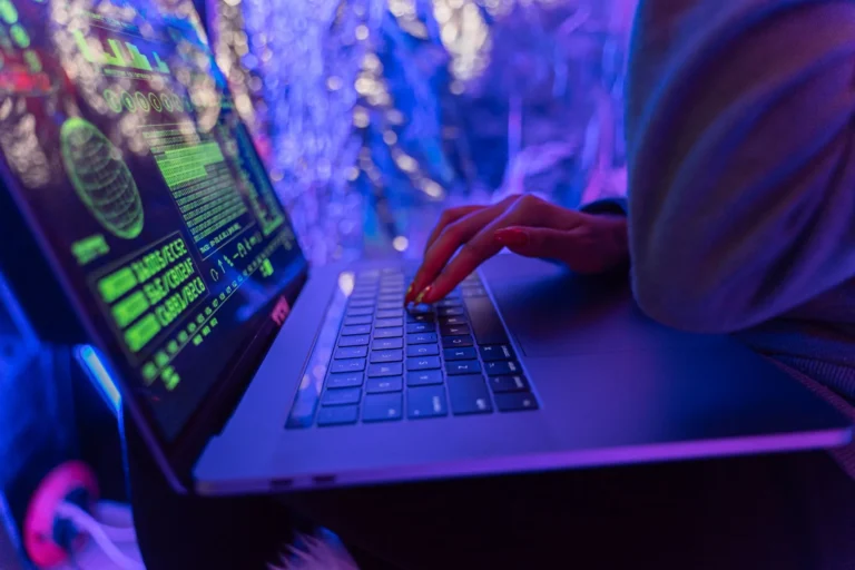 Avalon: novo malware com IA entrega ransomware CrownX