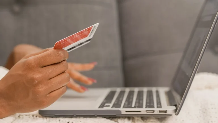 Agentes de IA roubam 600 mil cartões em lojas online