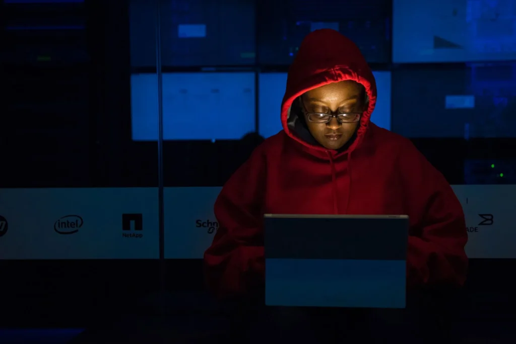 CL-UNK-1211: espionagem com IA mira servidores Linux